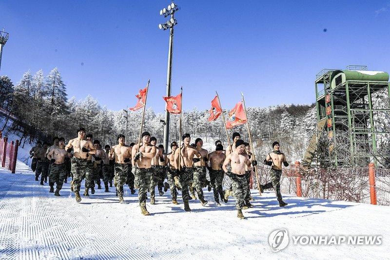 이 정도 추위쯤이야 이 정도 추위쯤이야 (포항=연합뉴스) 해병대 1사단 수색대대원들이 23일 강원 평창 산악종합훈련장에서 구보하고 있다. 지난 9일부터 훈련에 들어간 이 부대는 2월 2일까지 동계 설한지 훈련을 진행한다. 2024.1.24 [해병대 1사단 제공. 재판매 및 DB 금지] sds123@yna.co.kr (끝)