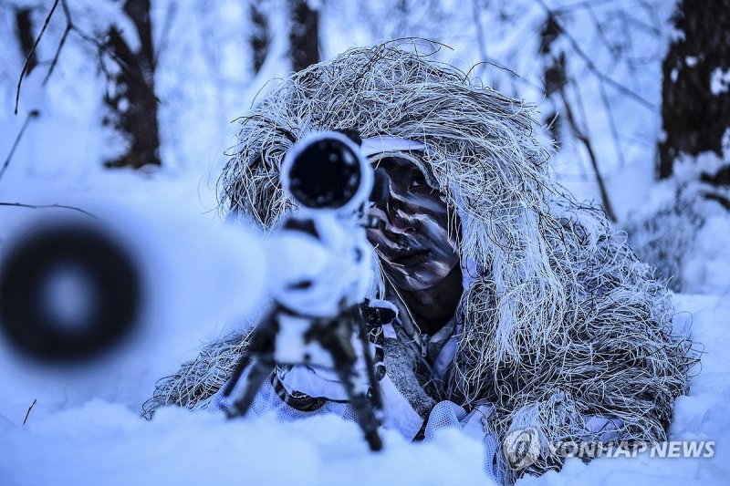 저격훈련 저격훈련 (포항=연합뉴스) 해병대 1사단 수색대대가 23일 강원 평창 산악종합훈련장에서 가상의 적을 저격하는 훈련을 하고 있다. 지난 9일부터 훈련에 들어간 이 부대는 2월 2일까지 동계 설한지 훈련을 진행한다. 2024.1.24 [해병대 1사단 제공. 재판매 및 DB 금지] sds123@yna.co.kr (끝)