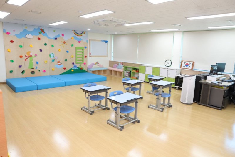 [화성=뉴시스] 24일 경기 화성시 비봉면에 소재한 청룡초등학교 2층에 조성된 교실에 놀이 및 휴게공간이 함께 꾸며져 있다. 교실 뒤편에 클라이밍 체험판이 매트와 함께 설치돼 있어 학생들이 휴게시간에 이를 이용할 수 있다. (사진=경기도교육청 제공) 2024.1.24. photo@newsis.com *재판매 및 DB 금지