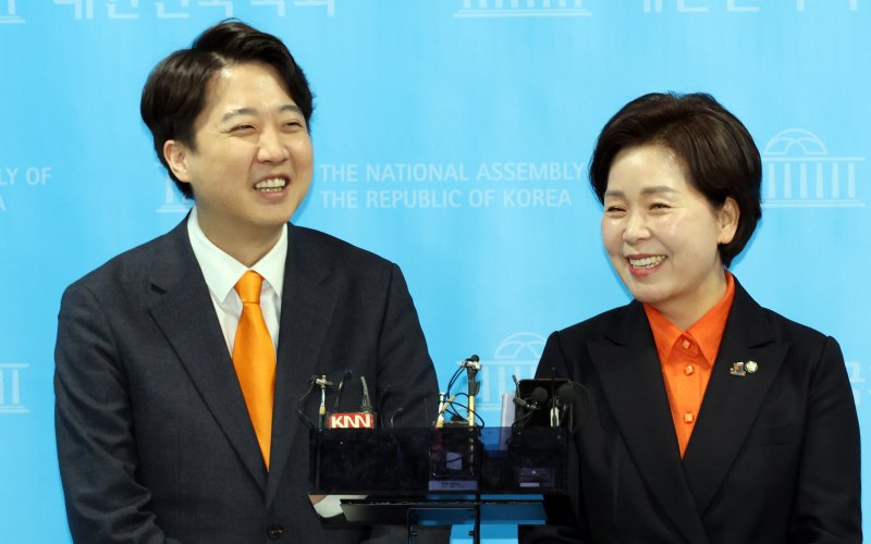 개혁신당 이준석 대표(왼쪽)와 한국의희망 양향자 대표가 24일 국회에서 합당 발표 기자회견을 하고 있다. 연합뉴스