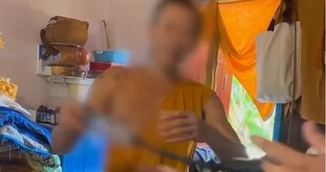 마약, 콘돔…'부적절한 물건' 소지한 태국 승려 파문