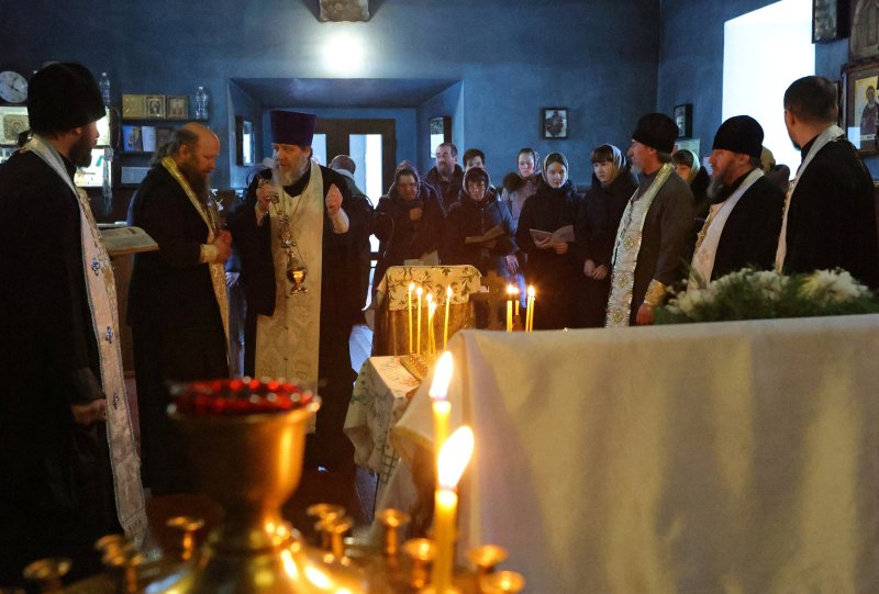 24일(현지시간) 러시아 벨고로드주 코로찬스키 지역 야블로노보 마을에서 러시아 정교회 사제들이 이날 추락한 수송기 희생자를 추모하는 의식을 진행하고 있다.로이터뉴스1