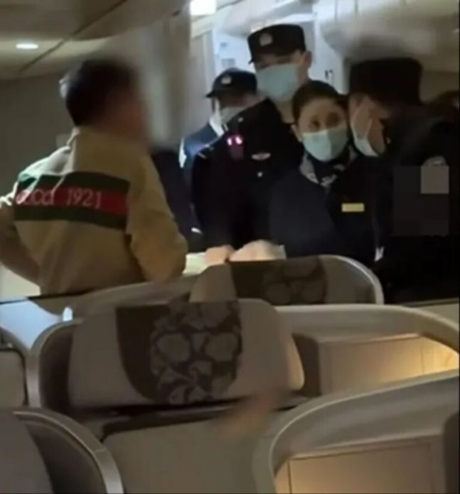 지난해 12월 30일 중국 베이징에서 청두로 가는 비행기 내에서 한 중국인 부부가 “무료로 두 살배기 아들의 좌석을 일등석으로 바꿔달라”며 난동을 부렸다. 출처=잼프레스 캡처, 세계일보