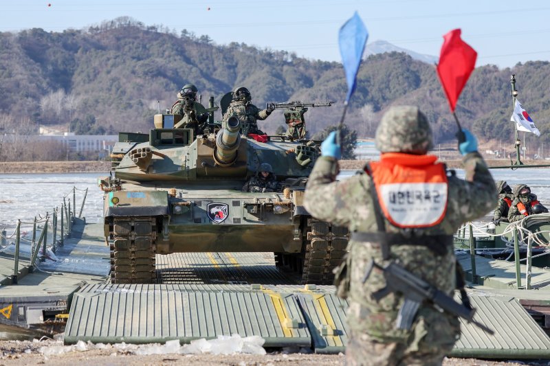 지난 1월 24일 오후 경기도 포천군 강포리 훈련장에서 열린 육군 제7공병여단과 수도기계화보병사단의 제병협동 도하훈련에서 K1A2 전차가 문교도하를 실시하고 있다. (자료 사진) 사진=뉴스1