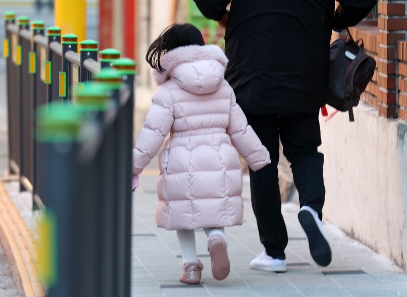 25일 오전 서울 시내의 한 초등학교 앞에서 돌봄이 필요한 맞벌이 가정의 아이가 등교하고 있다. 뉴스1