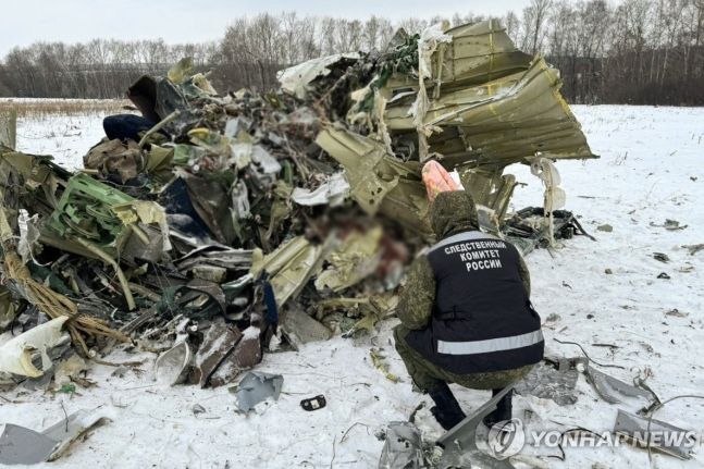 24일(현지시간) 러시아 벨고로드 지역에 추락한 러시아 군 수송기 일류신(IL)-76의 잔해. 타스연합뉴스