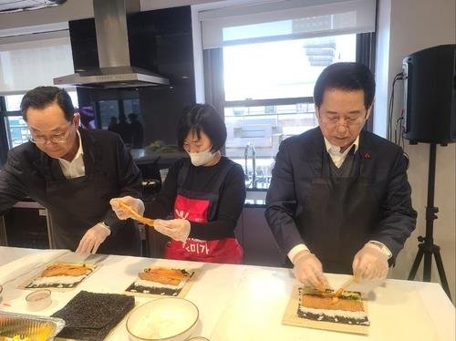 미국 뉴욕에서 김 홍보하는 김영록(오른쪽) 전남지사 [연합뉴스 자료]