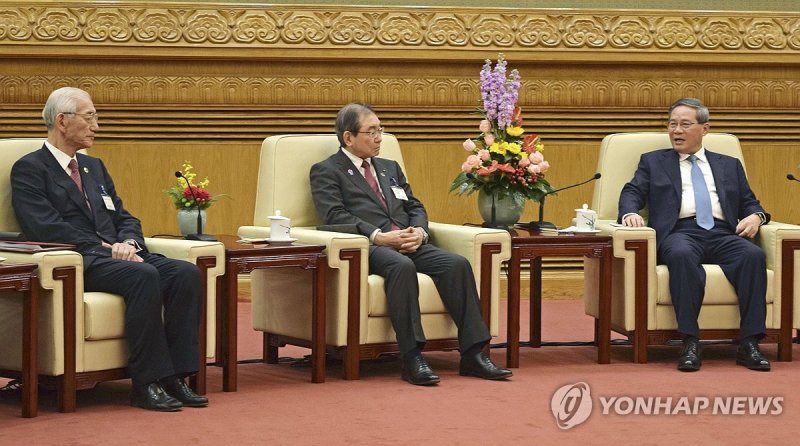 중국을 방문 중인 일본 경제계 대표단이 25일 리창 중국 총리와 면담하고 중국의 일본산 수산물 수입금지 철회 등을 요구했다. 도쿠라 마사카즈(가운데) 게이단렌(일본경제단체연합회) 회장과 신도 고세이(왼쪽) 일중경제협회 회장이 이날 베이징 인민대회당에서 리창(오른쪽) 중국 총리와 얘기를 나누고 있다. 교도연합뉴스