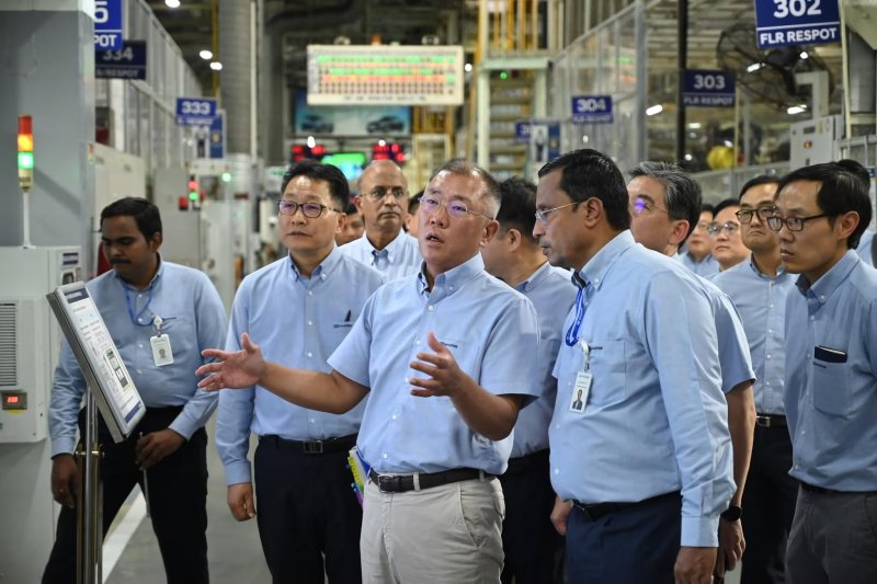지난해 8월 정의선 현대차그룹 회장이 인도 첸나이에 있는 현대차 공장에서 인도법인 임직원들과 내부를 둘러보고 있다. 현대차그룹 제공