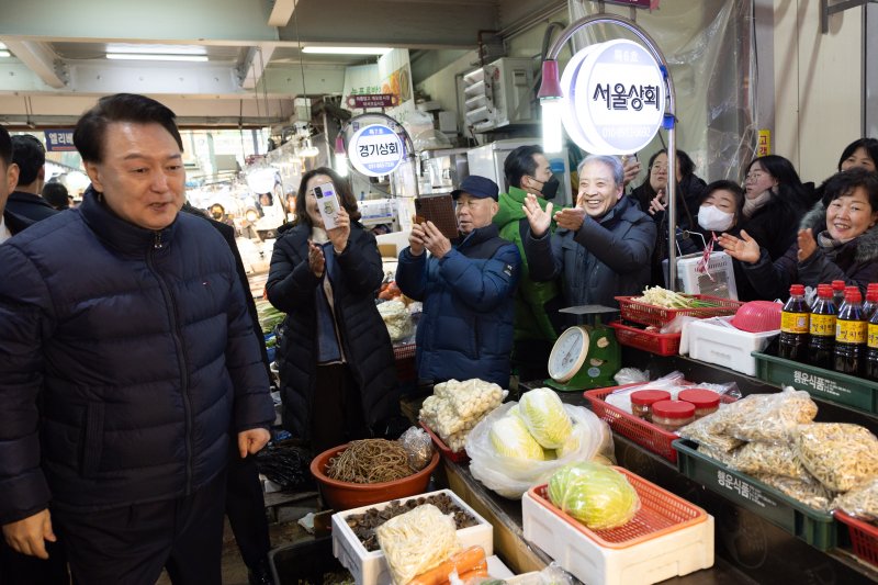 윤석열 대통령이 25일 경기도 의정부시 의정부제일시장을 찾아 상인들을 만나고 있다. [대통령실 제공] 연합뉴스