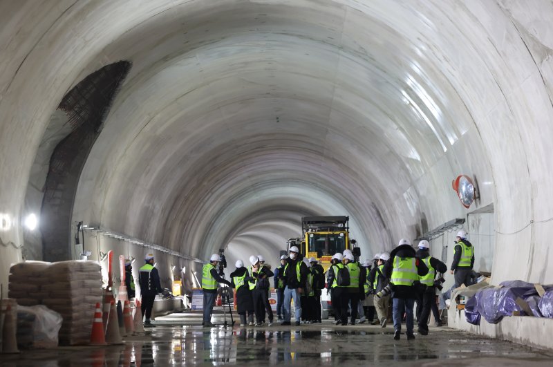 정부가 '교통분야 3대 혁신전략'을 공개한 25일 서울역 인근 GTX-A 노선 공사장 내부 터널에서 국토교통부 관계자들이 현장설명회를 하고 있다. 연합뉴스