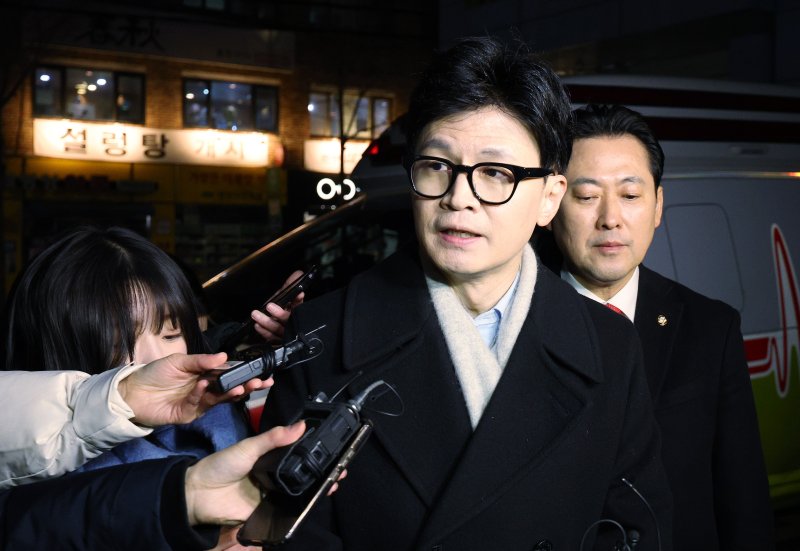 배현진 국민의힘 의원이 괴한으로부터 습격을 당한 25일 저녁 서울 용산구 순천향대학병원으로 한동훈 국민의힘 비상대책위원장이 들어가고 있다. 경찰과 배 의원실에 따르면 배 의원은 이날 오후 5시18분쯤 서울 청담동 거리에서 신원이 밝혀지지 않은 남자로부터 둔기로 머리를 가격을 당했다. 2024.1.25/뉴스1 ⓒ News1 장수영 기자