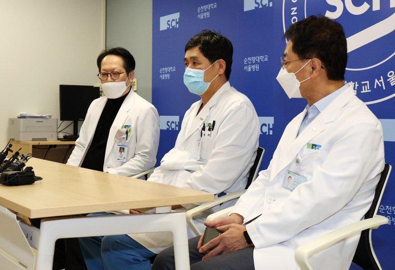 배현진 국민의힘 의원이 괴한으로부터 습격을 당한 25일 저녁 서울 용산구 순천향대학병원에서 이정재 병원장(오른쪽), 박석규 신경외과 교수(가운데) 등 의료진이 환자 상태를 설명하기 위한 브리핑을 하고 있다. 경찰과 배 의원실에 따르면 배 의원은 이날 오후 5시18분쯤 서울 청담동 거리에서 신원이 밝혀지지 않은 남자로부터 둔기로 머리를 가격을 당했다. 2024.1.25/뉴스1 ⓒ News1 장수영 기자