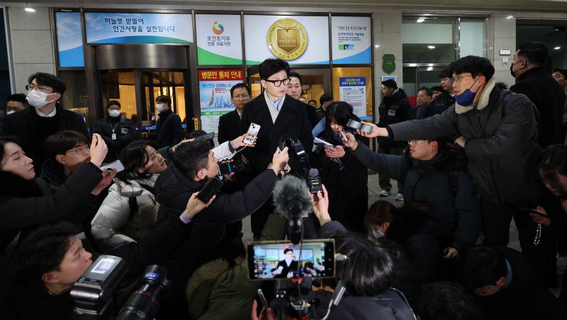 한동훈 국민의힘 비상대책위원장이 25일 저녁 서울 용산구 순천향대학병원에서 치료중인 배현진 의원 병문안을 마친 뒤 취재진의 질문에 답변하고 있다. 경찰과 배 의원실에 따르면 배 의원은 이날 오후 5시18분쯤 서울 청담동 거리에서 신원이 밝혀지지 않은 남자로부터 둔기로 머리를 가격을 당했다. 2024.1.25/뉴스1 ⓒ News1 장수영 기자