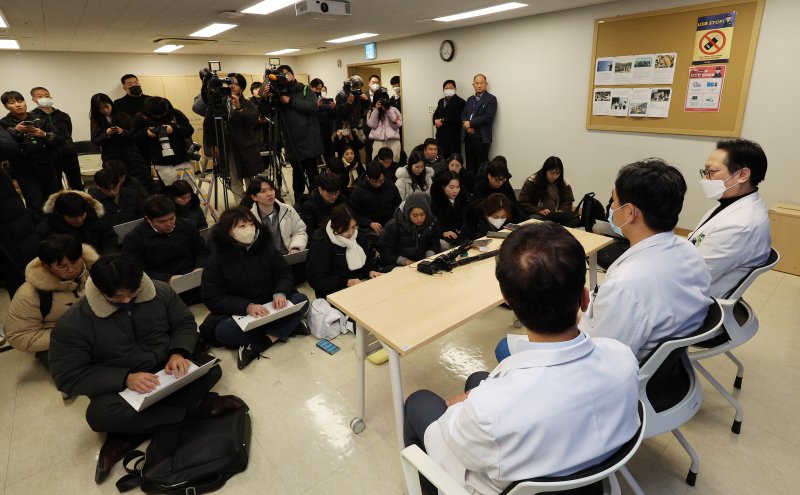 배현진 국민의힘 의원이 괴한으로부터 습격을 당한 25일 저녁 서울 용산구 순천향대학병원에서 이정재 병원장(오른쪽), 박석규 신경외과 교수(가운데) 등 의료진이 환자 상태를 설명하기 위한 브리핑을 하고 있다. 경찰과 배 의원실에 따르면 배 의원은 이날 오후 5시18분쯤 서울 청담동 거리에서 신원이 밝혀지지 않은 남자로부터 둔기로 머리를 가격을 당했다. 2024.1.25/뉴스1 ⓒ News1 장수영 기자