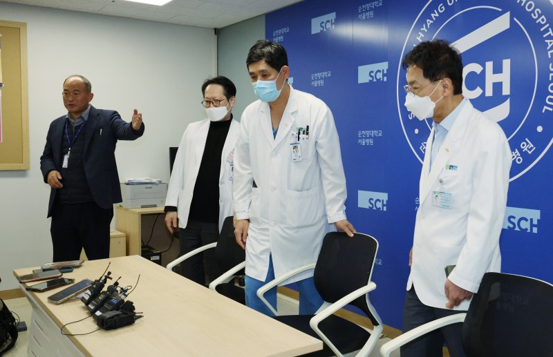 배현진 국민의힘 의원이 괴한으로부터 습격을 당한 25일 저녁 서울 용산구 순천향대학병원에서 이정재 병원장(오른쪽), 박석규 신경외과 교수(가운데) 등 의료진이 환자 상태를 설명하기 위한 브리핑에 참석하고 있다. 경찰과 배 의원실에 따르면 배 의원은 이날 오후 5시18분쯤 서울 청담동 거리에서 신원이 밝혀지지 않은 남자로부터 둔기로 머리를 가격을 당했다. 2024.1.25/뉴스1 ⓒ News1 장수영 기자