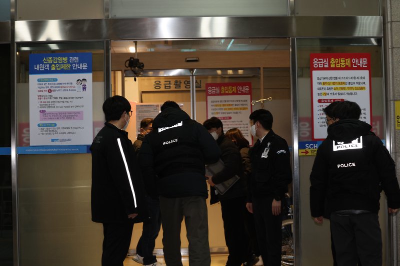 배현진 국민의힘 의원이 괴한으로부터 습격을 당한 25일 저녁 서울 용산구 순천향대학병원으로 경찰 관계자들이 드나들고 있다. 경찰과 배 의원실에 따르면 배 의원은 이날 오후 5시18분쯤 서울 청담동 거리에서 신원이 밝혀지지 않은 남자로부터 둔기로 머리를 가격을2 당했다. 2024.1.25/뉴스1 ⓒ News1 장수영 기자