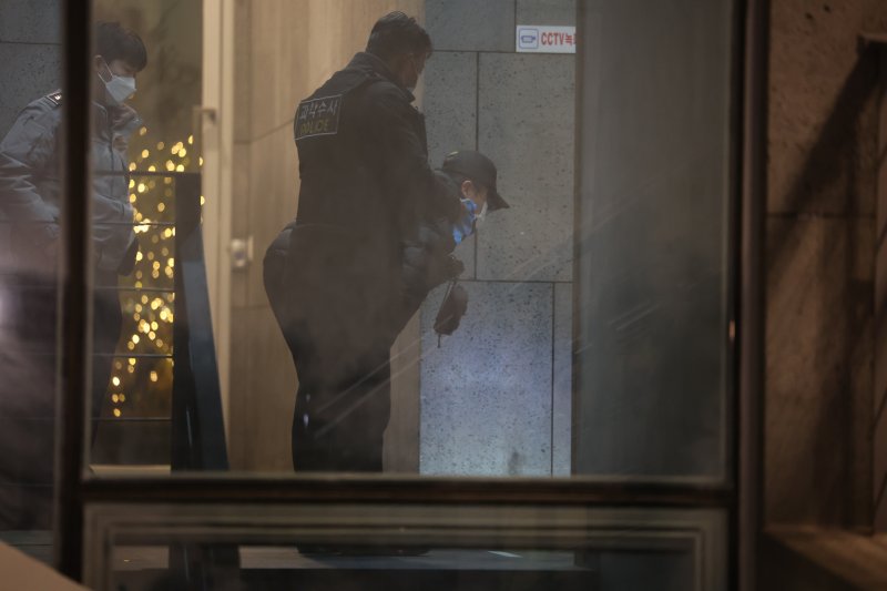 경찰 과학수사대 관계자들이 25일 오후 배현진 국민의힘 의원이 피습을 당한 서울 강남구 신사동의 한 건물에서 현장감식을 하고 있다. 경찰과 배 의원실에 따르면 배 의원은 이날 오후 5시18분쯤 서울 청담동 거리에서 신원이 밝혀지지 않은 남자로부터 둔기로 머리를 가격을 당했다. 피의자는 현행범으로 경찰에 체포됐고, 배 의원은 병원으로 이송됐다. 후두부에 출혈이 발생했지만 의식은 있는 상태로 확인됐다. 2024.1.25/뉴스1 ⓒ News1 김진환 기자