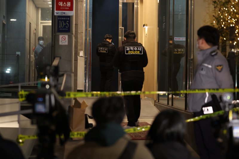 경찰 과학수사대 관계자들이 25일 오후 배현진 국민의힘 의원이 피습을 당한 서울 강남구 신사동의 한 건물로 들어서고 있다. 경찰과 배 의원실에 따르면 배 의원은 이날 오후 5시18분쯤 서울 청담동 거리에서 신원이 밝혀지지 않은 남자로부터 둔기로 머리를 가격을 당했다. 피의자는 현행범으로 경찰에 체포됐고, 배 의원은 병원으로 이송됐다. 후두부에 출혈이 발생했지만 의식은 있는 상태로 확인됐다. 2024.1.25/뉴스1 ⓒ News1 김진환 기자