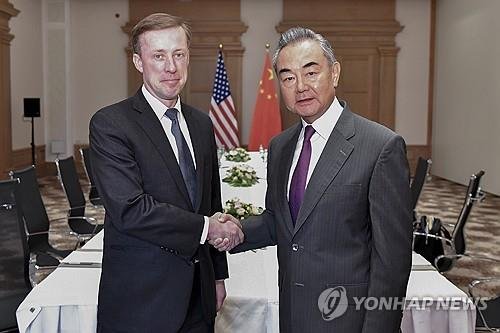 지난해 9월 몰타에서 만나 악수하고 있는 미국과 중국의 두 외교 수장 AP연합뉴스