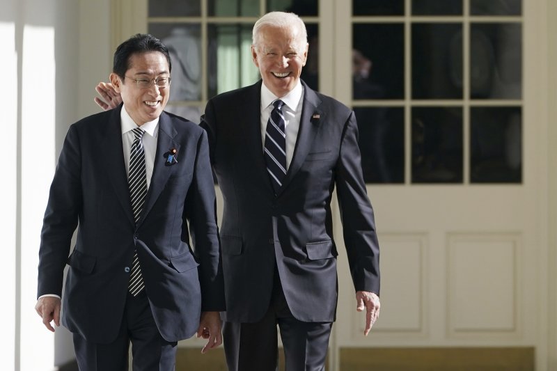 지난해 1월 13일 미국 워싱턴DC 백악관에서 조 바이든 미 대통령(오른쪽)이 기시다 후미오 일본 총리와 함께 걸어가고 있다.<div id='ad_body3' class='mbad_bottom' ></div>AP뉴시스