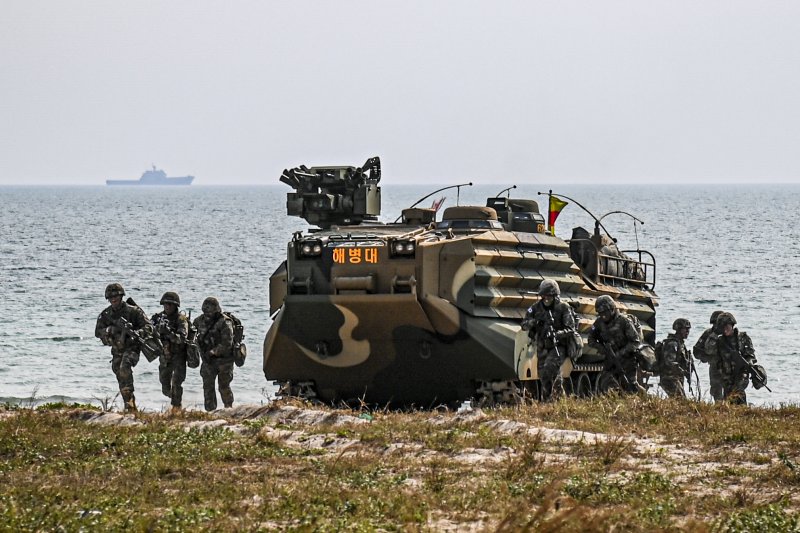 해병대가 태국 남부 핫야오 해안 일대에서 2023년 코브라골드 해외 연합훈련을 하고 있다.<div id='ad_body3' class='mbad_bottom' ></div> 사진=해병대사령부 제공