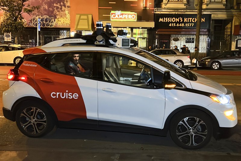 AP통신의 마이클 리트케 기자가 지난해 2월 미국 샌프란시스코에서 GM 크루즈의 자율주행 택시 뒷좌석에 앉아있다. AP뉴시스