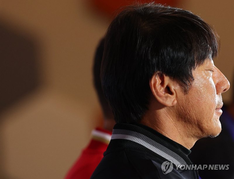 생각에 잠긴 신태용 감독 생각에 잠긴 신태용 감독 (도하=연합뉴스) 김도훈 기자 = 인도네시아 신태용 감독이 2023 아시안컵 일본과의 경기를 하루 앞둔 23일(현지시간) 오후 카타르 도하 메인미디어센터(MMC)에서 공식 기자회견을 하고 있다. 2024.1.23 superdoo82@yna.co.kr (끝)
