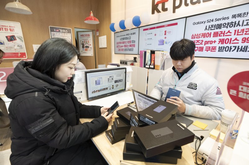 KT가 26일부터 전국 KT 매장 및 공식 온라인몰 KT닷컴에서 삼성전자 ‘갤럭시 S24 시리즈’ 사전 개통을 시작한다고 밝혔다. KT에 따르면 지난 19일부터 25일까지 7일 동안 진행된 사전예약에서 갤럭시 S24 시리즈의 예약자 수가 전작보다 소폭 증가했다. (KT 제공) 2024.1.26/뉴스1