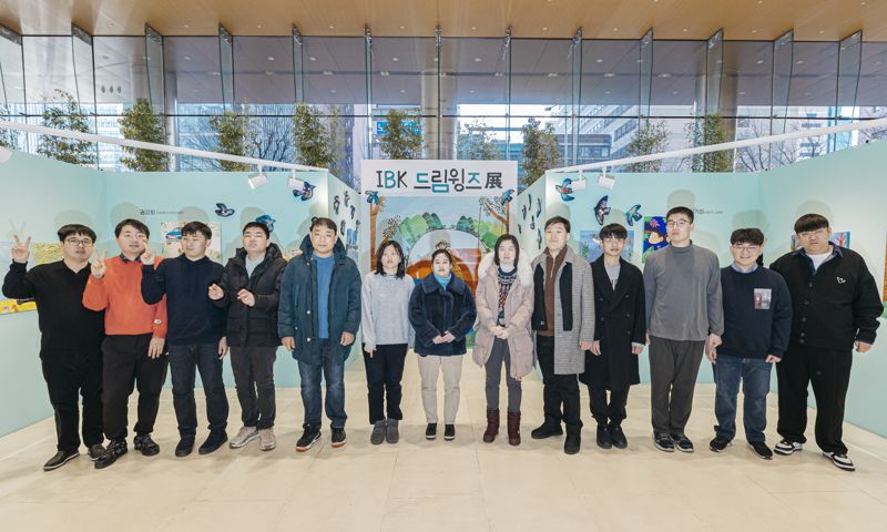 서울 중구 기업은행 본점 로비에서 발달장애인 작가들이 기념촬영 하고 있다. IBK기업은행 제공