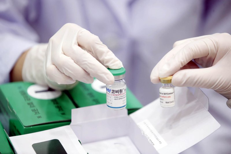 광주 북구보건소 접종실에서 감염병예방팀 직원들이 의료기관에 배부할 스카이코비원 백신을 확인하고 있다. 뉴시스 제공