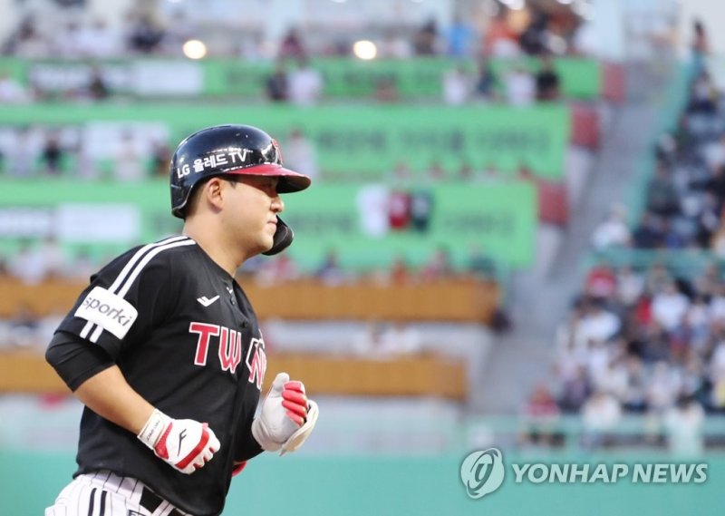 김민성 '홈런 기분' 김민성 '홈런 기분' (인천=연합뉴스) 김상연 기자 = 23일 인천 SSG 랜더스필드에서 열린 프로야구 SSG 랜더스와 LG 트윈스의 경기. 4회초 LG 공격 2사 만루 상황에서 김민성이 좌월 만루 홈런을 친 뒤 홈으로 달리고 있다. 2023.5.23 goodluck@yna.co.kr (끝)
