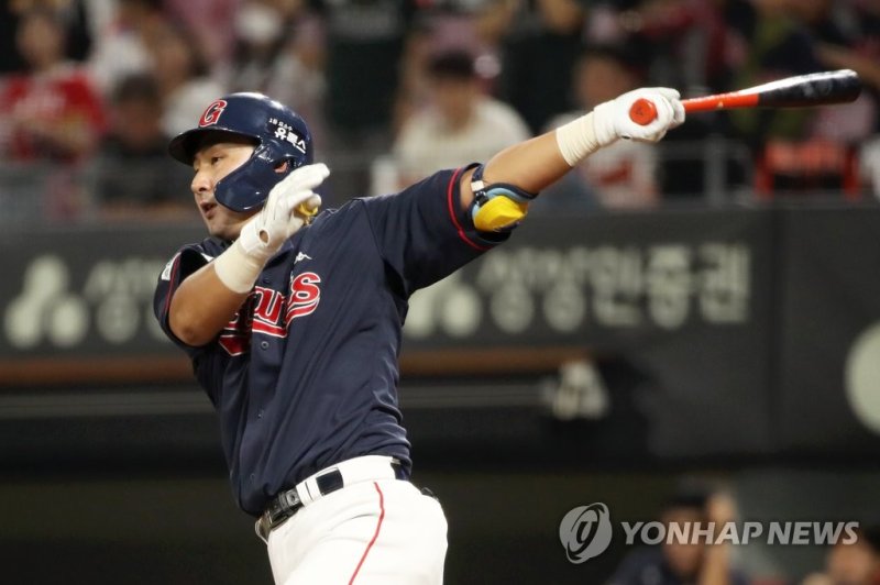 안타 치는 김민수 안타 치는 김민수 (광주=연합뉴스) 조남수 기자 = 29일 광주기아챔피언스필드에서 열린 프로야구 2022 KBO리그 롯데 자이언츠와 KIA 타이거즈의 경기에서 롯데 김민수가 7회에 안타를 때리고 있다. 2022.9.29 iso64@yna.co.kr (끝)