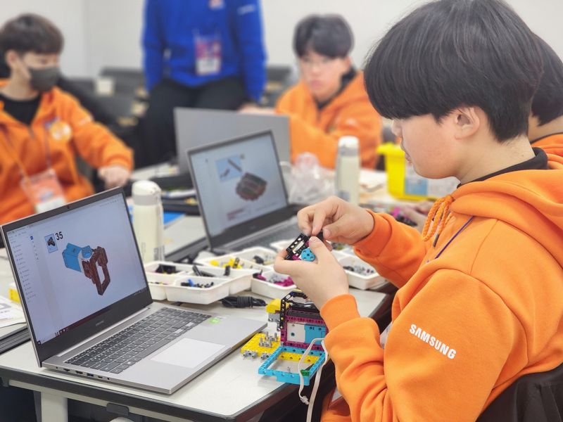 드림클래스 겨울캠프에 참가한 중학생 멘티들이 창의 코딩 교육 프로그램에 열중하고 있다. 삼성전자 제공