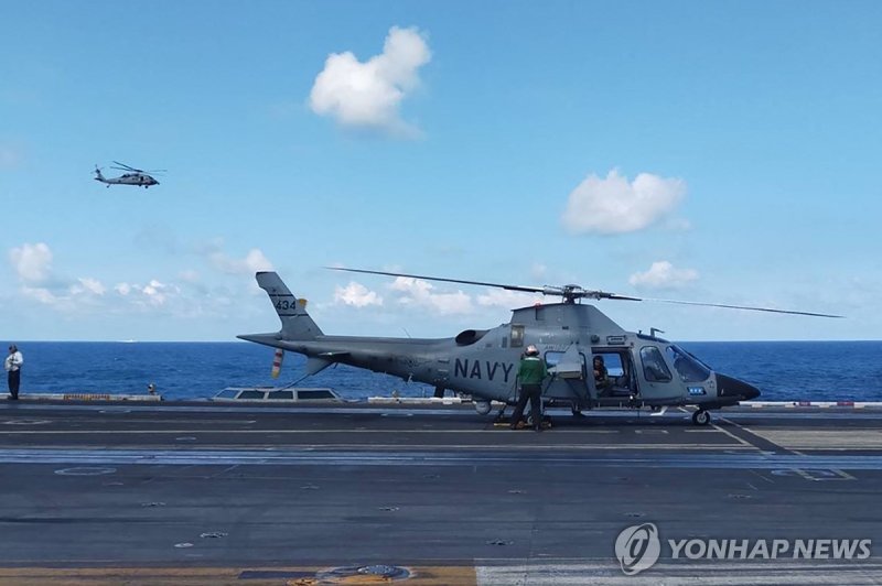 필리핀·미국 남중국해 합동 순찰 This handout photo from the Armed Forces of the Philippines taken on January 4, 2024 shows a pilot executing a final check in a Philippine Navy AW109 helicopter on the deck of the USS Carl Vinson during the second iteration of the Armed Forces of the Philippines and the US Indo-Pac