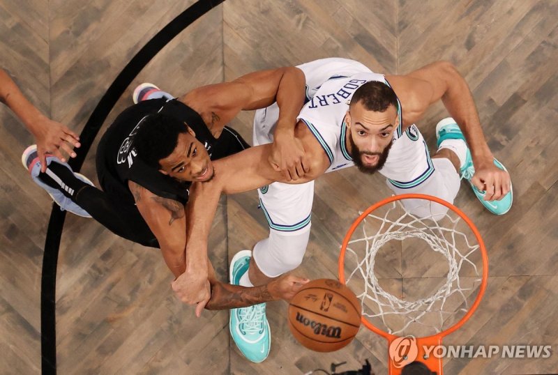 닉 클랙스턴(왼쪽)과 뤼디 고베르 NEW YORK, NEW YORK - JANUARY 25: Nic Claxton #33 of the Brooklyn Nets and Rudy Gobert #27 of the Minnesota Timberwolves battle for the ball during their game at Barclays Center on January 25, 2024 in New York City. User expressly acknowledges and agrees that, by downloading and or