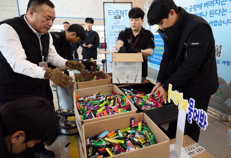 26일 서울 강서구 김포공항 국내선 여객터미널에서 보안검색요원들이 올해 수거된 라이터들을 상자에 담고 있다. 사진=박범준 기자