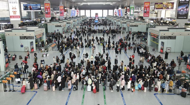 [허페이=신화/뉴시스]중국에서 춘절을 보름 앞둔 26일 대이동 기간인 '춘윈'이 시작됐다. 사진은 이날 중국 동부 안후이성 허페이시 허페이남역에서 열차표 개표를 기다리는 승객들. 2024.1.26