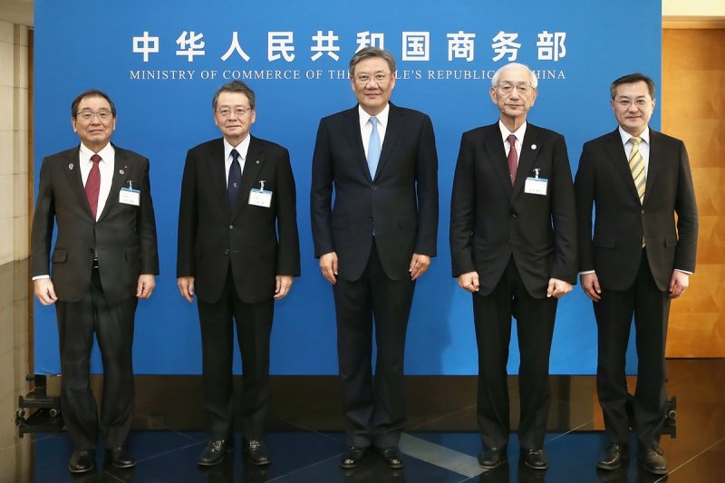 지난 26일 왕원타오 중국상무부 부장(가운데)이 베이징의 중국상무부를 방문한 일본 대표단과 기념사진을 찍고 있다. 연합뉴스