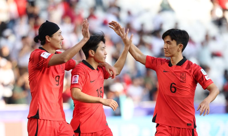 대한민국 축구대표팀 이강인이 카타르 도하 자심 빈 하마드 스타디움에서 열린 2023 아시아축구연맹(AFC) 카타르 아시안컵 조별리그 E조 대한민국과 바레인의 경기에서 팀의 세 번째 골을 넣은 후 동료 선수들과 기뻐하고 있다. 뉴스1