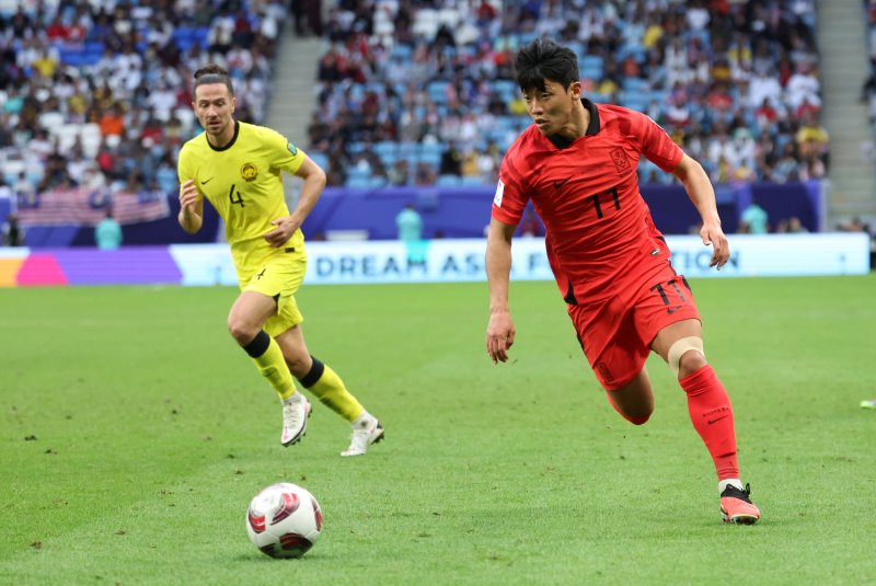 대한민국 축구대표팀 황희찬이 25일(현지시간) 카타르 알와크라 알자누브 스타디움에서 열린 2023 아시아축구연맹(AFC) 카타르 아시안컵 조별리그 E조 조별리그 3차전 대한민국과 말레이시아의 경기에서 돌파하고 있다. 2024.1.25/뉴스1 ⓒ News1 김성진 기자