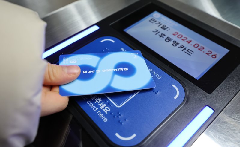 기후동행카드 첫날 이용자수가 7만1000명을 기록하고, 누적판매량은 20만장을 돌파했다. 28일 서울 시내 한 지하철역에서 한 시민이 기후동행카드를 이용하고 있다. 뉴스1
