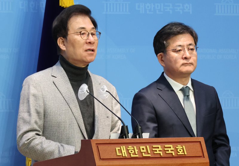 파이 키우는 제3지대 더불어민주당에서 각자 탈당해 독자 창당을 준비해오던 이낙연 전 대표 주도의 '새로운 미래'와 비이재명계 인사들이 주축인 '미래대연합'이 결국 한 지붕아래 둥지를 틀었다. '새로운 미래' 신경민 국민소통위원장이 28일 여의도 국회에서 가칭 '개혁미래당' 공동창당 기자회견을 하고 있다.