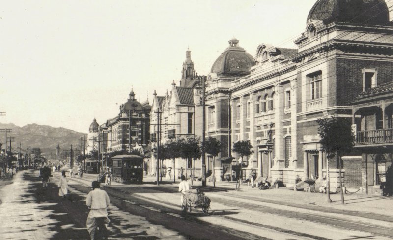 남대문로 일대에 대한천일은행 광통관, 한성은행 본점, 한일은행 본점(오른쪽부터) 등이 줄지어 있다. 이들 은행은 각각 1909년, 1912년, 1921년에 차례대로 들어섰다. 서울역사박물관 제공