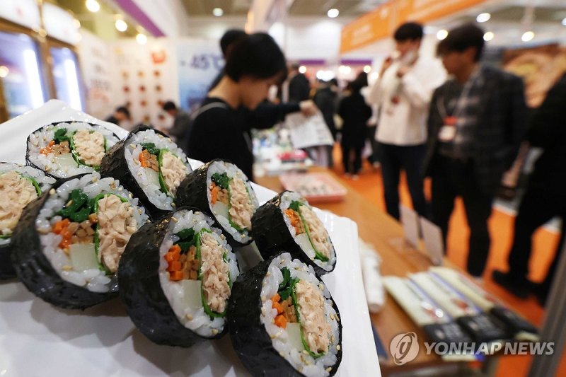 해외에서 인기 냉동 김밥 해외에서 인기 냉동 김밥 (서울=연합뉴스) 강민지 기자 = 22일 오전 서울 강남구 코엑스에서 열린 '2023 코엑스 푸드위크(제18회 서울국제식품산업전)'에서 참관객들이 냉동김밥 시식을 하고 있다. 2023.11.22 mjkang@yna.co.kr (끝)