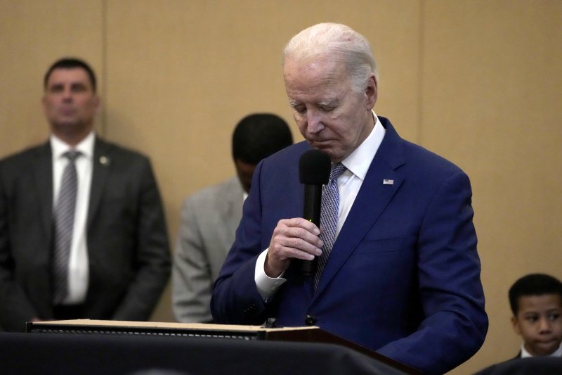 미국의 조 바이든 대통령이 28일(현지시간) 미 사우스캐롤라이나주 웨스트 콜럼비아의 대선 유세 현장에서 전날 요르단에서 발생한 미군 사망자를 위해 묵념을 하고 있다.AP뉴시스
