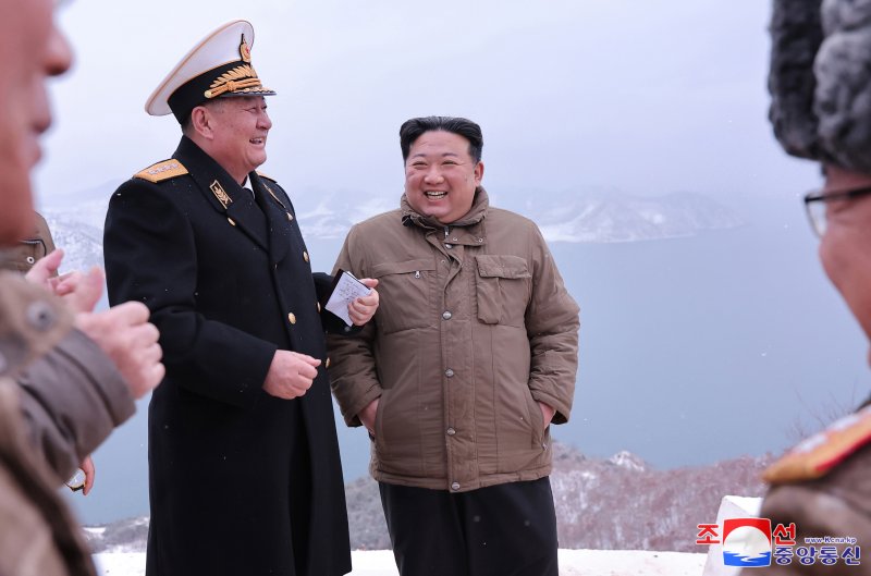 北 김정은 어제 'SLCM 현지 지도' "해군 핵무장화, 시대적 과업"(종합)