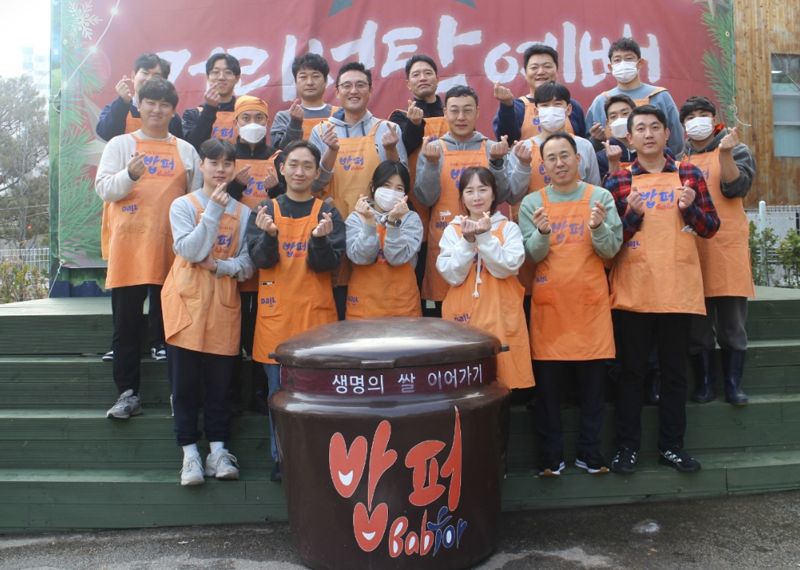 한국캐피탈 직원들이 ‘사랑의 밥퍼 나눔 봉사’를 진행했다. 사진=한국캐피탈