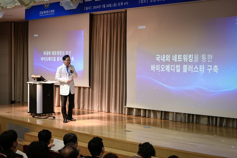 송영구 강남세브란스병원장이 지난 26일 병원 대강당에서 연구 비전선포식을 개최하고, 연구중심 의료 혁신을 선도하는 글로벌 연구의료기관으로 나아가기 위한 구체적인 전략을 설명하고 있다. 강남세브란스병원 제공