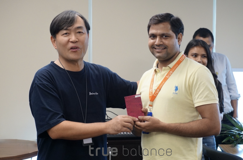 밸런스히어로 이철원 대표(왼쪽)가 인도 경영지원팀 다야 키산(Daya Kishan)에게 상을 수여하고 있다. 사진=밸런스히어로 제공